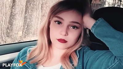 Sexig babe suger glatt på rabattkort